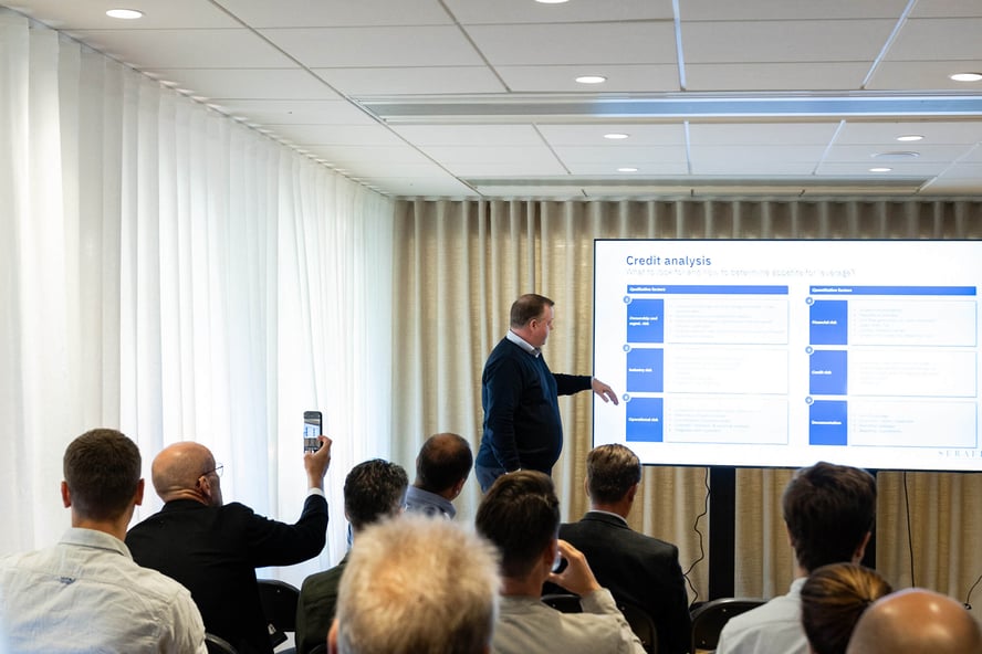 Andreas Jonsson, Director | Leveraged Finance på Serafim Finans pratar om förvärvsfinansiering under en workshop