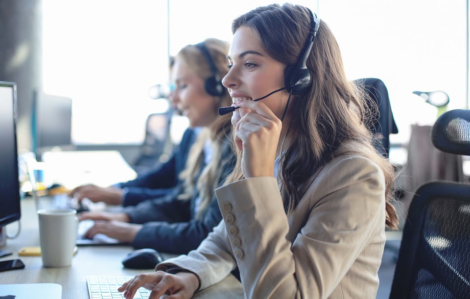 Kundtjänst som pratar i telefon med kund