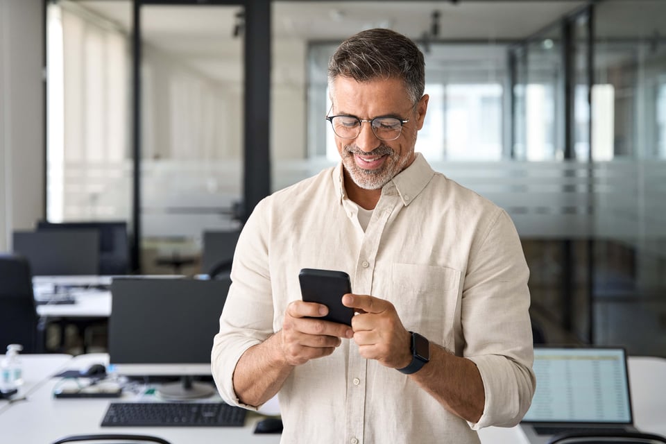 Man som tittar på sin mobiltelefon