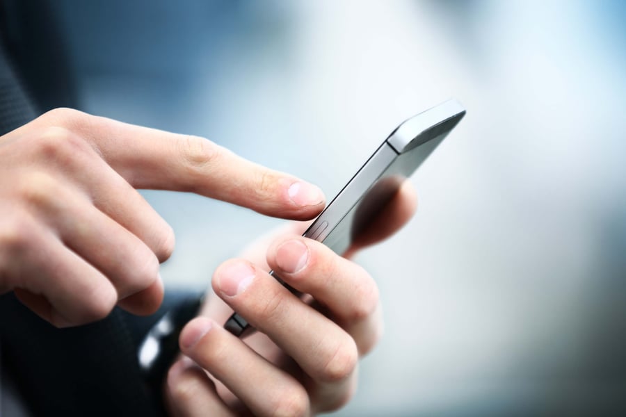 Mobiltelefon i handen