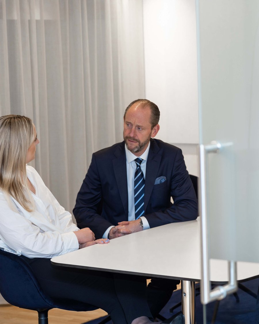 Två personer sitter i ett möte och pratar finansiering