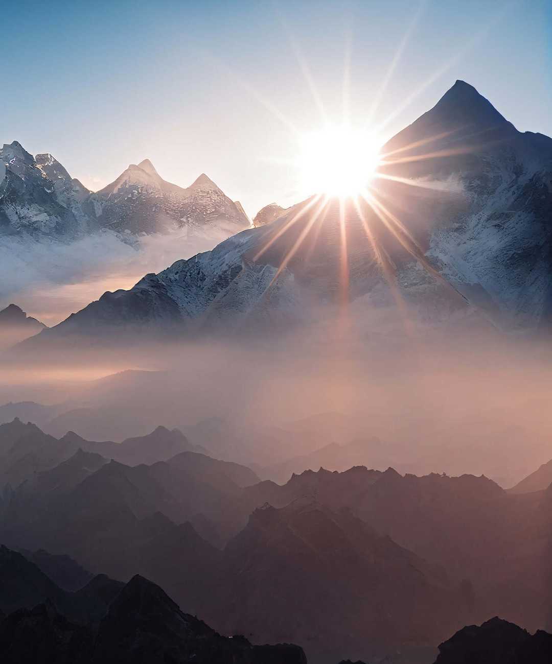 Höga berg och solen som tittar fram bakom