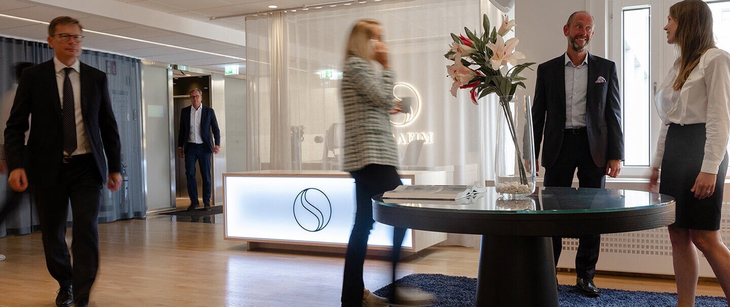 Serafim Finans reception med medarbetare i rörelse