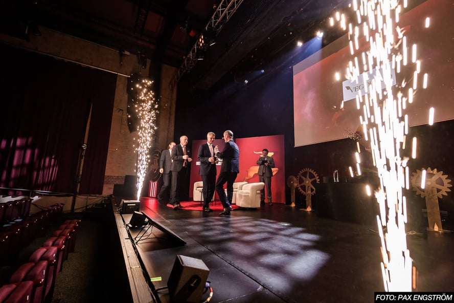 Patrik Söderlund från Serafim Finans delar ut pris till Gasellvinnare i Malmö