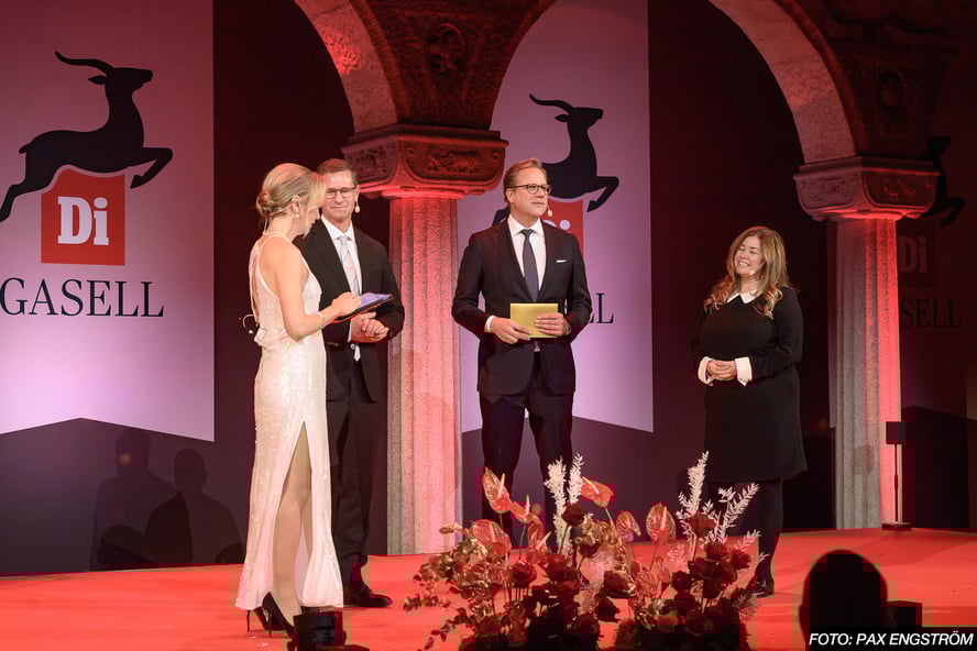 Joakim Wiksten, vd på Serafim Finans, delar ut pris under Gasellgalan till Årets Kvinnliga Gasell 2025.