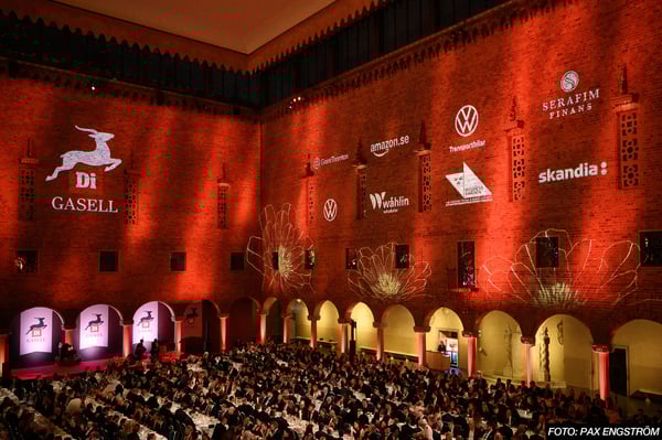 Gasellgalan 2025 i Stadshuset, med Serafim Finans logotyp på väggen