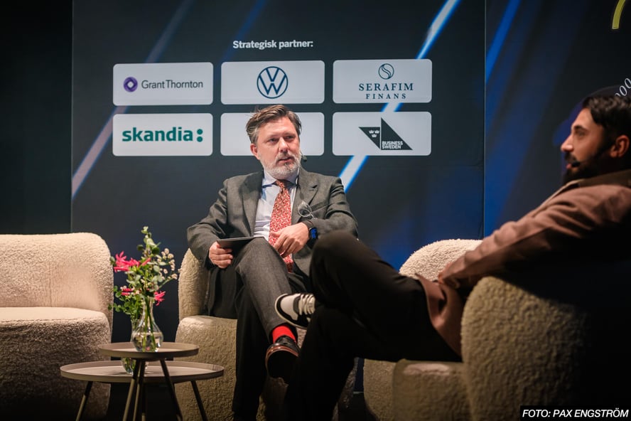 En av talarna blir intervjuad på scen under Gasellfesten i Umeå