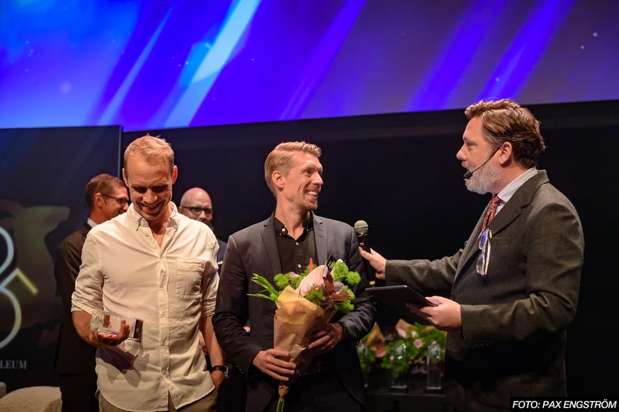 Gasellvinnare på scen för att ta emot pris