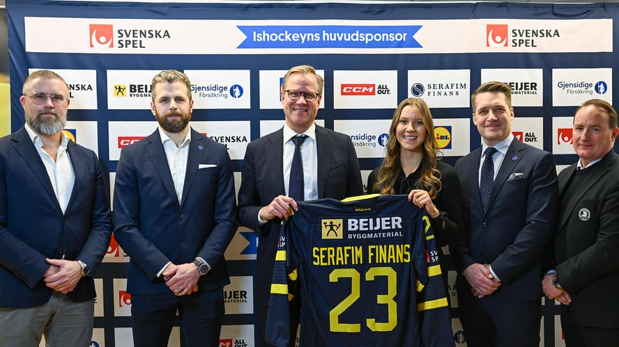 Pressbild när Serafim Finans går in som huvudsponsor till Svenska Ishockeyförbundet. Generalsekreterare, förbundskapten och Serafim Finans uppställda.